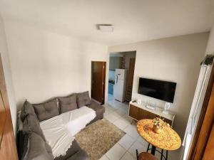 ein Wohnzimmer mit Sofa und Tisch in der Unterkunft Residêncial Maria de Castro in Mairiporã