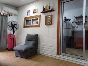 Guazuvira a 2 cuadras de la playa的休息区