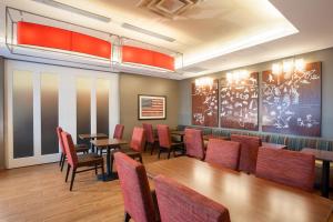 ブルーミントンにあるTownePlace Suites by Marriott Minneapolis near Mall of Americaのダイニングルーム(テーブル、椅子付) +37枚の写真