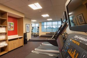 ブルーミントンにあるTownePlace Suites by Marriott Minneapolis near Mall of Americaのトレッドミルとエアロバイクの列が備わるジム