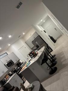 eine Luftansicht einer Küche mit weißen Schränken in der Unterkunft The place to stay in Davenport