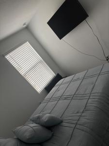 ein Schlafzimmer mit einem Bett und einem Fenster in der Unterkunft The place to stay in Davenport