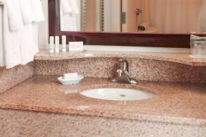 Ένα μπάνιο στο SpringHill Suites Houston Pearland