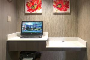 Μια τηλεόραση ή/και κέντρο ψυχαγωγίας στο SpringHill Suites Houston Pearland