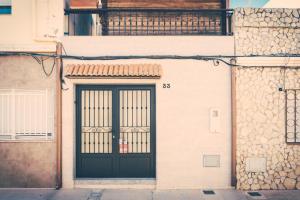 カステリョン・デ・ラ・プラナにあるCasa del Barrioの建物脇の扉