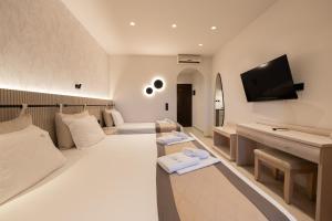 A television and/or entertainment centre at Hotel Areti