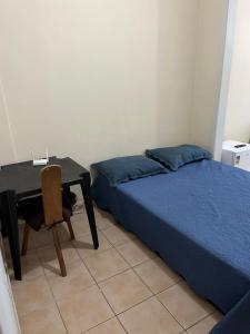 una camera da letto con un letto, un tavolo e una sedia di Meu Apartamento a 5min do Sambódromo no Centro Econômico do Rio a Rio de Janeiro Altre 9 foto