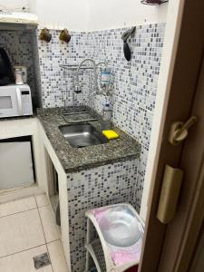 una piccola cucina con lavello e microonde di Meu Apartamento a 5min do Sambódromo no Centro Econômico do Rio a Rio de Janeiro