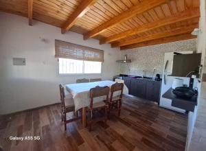 a kitchen and dining room with a table and chairs at Cabaña El Poniente in San Rafael