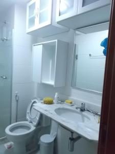 Ένα μπάνιο στο Apartamento Hélio Gregório Barra da Tijuca