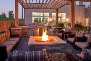 SolonにあるTownePlace Suites by Marriott Cleveland Solonの屋外パティオ(ファイヤーピット、グリル付)