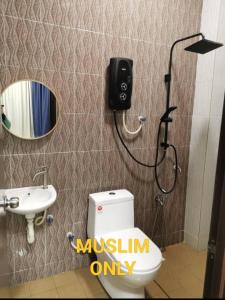 Ένα μπάνιο στο "Homestay Mak Midah"