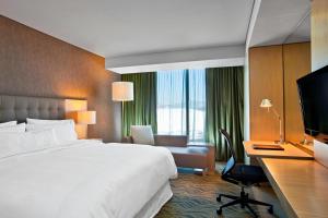 Postel nebo postele na pokoji v ubytování The Westin Guadalajara