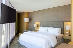 Postel nebo postele na pokoji v ubytování The Westin Guadalajara