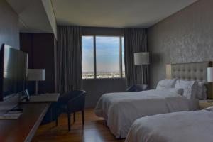 Postel nebo postele na pokoji v ubytování The Westin Guadalajara