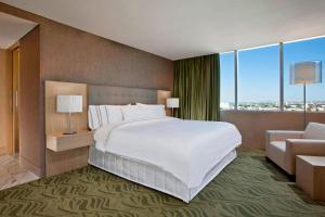 Postel nebo postele na pokoji v ubytování The Westin Guadalajara
