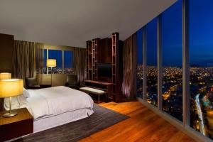 Postel nebo postele na pokoji v ubytování The Westin Guadalajara