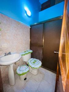 a bathroom with a sink and a toilet and a shower at Cómodo town-house con piscina in El Marite
