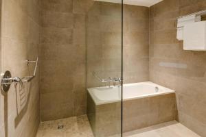 Koupelna v ubytování Protea Hotel by Marriott Owerri Select