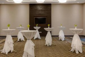TV a/nebo společenská místnost v ubytování Protea Hotel by Marriott Owerri Select