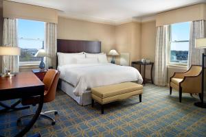Rúm í herbergi á The Westin Poinsett, Greenville