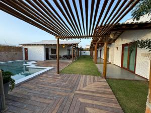 an outdoor patio with a wooden pergola at Kanto do Chico Prime in Icaraí