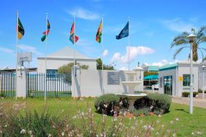 een groep vlaggen voor een gebouw bij Protea Hotel by Marriott Polokwane Landmark in Polokwane
