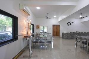 Un comedor con mesa y sillas en MARUTI RESORT & VILLA's, en Sasan Gir