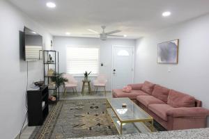 Χώρος καθιστικού στο Walk To Arts District, Parks, Jet Skis & Eats