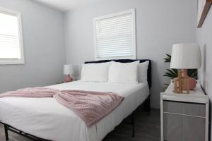 Ένα ή περισσότερα κρεβάτια σε δωμάτιο στο Walk To Arts District, Parks, Jet Skis & Eats