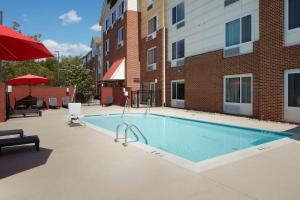 a swimming pool in front of a building at TownePlace Suites Winchester in Winchester