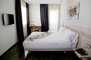 A bed or beds in a room at Hotel A44