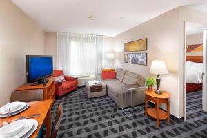 Televisyen dan/atau pusat hiburan di TownePlace Suites Bowie Town Center