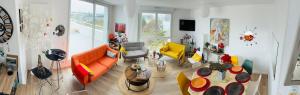 - un salon avec un canapé orange et des fauteuils jaunes dans l'établissement VANNES ROOF TOP 2 a 4 a 6 a 8 pers 120 m plein sud EXCEPTIONNEL, à Vannes