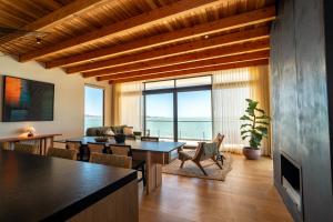 a living room with a table and a view of the ocean at Penthouse Punta Península Bahía de Kino in Bahía Kino