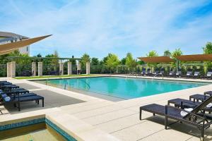 Bazén v ubytování Sheraton Hotel Stonebriar nebo v jeho okolí
