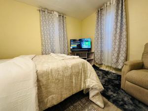 ein Schlafzimmer mit Bett und Flachbildfernseher in der Unterkunft Private 2BR Home Near APG Fast-Entire House in Aberdeen