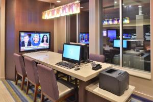 TV a/nebo společenská místnost v ubytování SpringHill Suites by Marriott Raleigh Cary