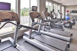 Fitness centrum a/nebo fitness zařízení v ubytování SpringHill Suites by Marriott Raleigh Cary
