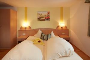 Postel nebo postele na pokoji v ubytování Alpenmotel Säuling