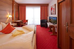 Postel nebo postele na pokoji v ubytování Alpenmotel Säuling + 37 fotografií