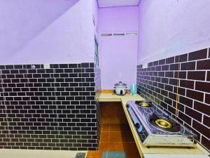 O bucătărie sau chicinetă la Homestay Mahligai Cinta, Taman Banting Baru +16 fotografii