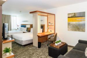 Postel nebo postele na pokoji v ubytování SpringHill Suites Houston NASA/Seabrook