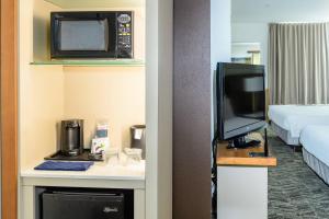 TV a/nebo společenská místnost v ubytování SpringHill Suites Houston NASA/Seabrook