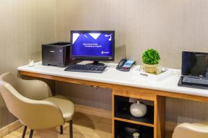 TV a/nebo společenská místnost v ubytování SpringHill Suites Houston NASA/Seabrook