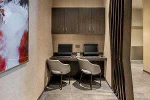 TV a/nebo společenská místnost v ubytování SpringHill Suites by Marriott Dallas Rockwall
