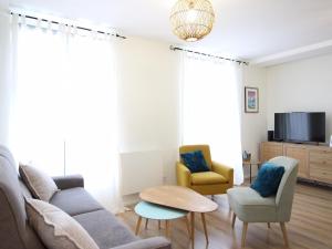 Μια τηλεόραση ή/και κέντρο ψυχαγωγίας στο T2 confortable à La Bourboule, proche thermes, 4 pers, Wifi - FR-1-608-282