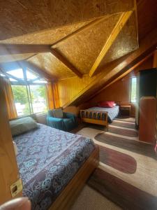 Un dormitorio con una cama y un sofá en una habitación. en Casa con vista a Futaleufú, en Futaleufú