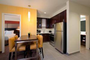 Kuchyň nebo kuchyňský kout v ubytování Residence Inn by Marriott Calgary South