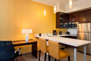 Kuchyň nebo kuchyňský kout v ubytování Residence Inn by Marriott Calgary South